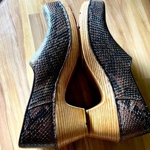 Dansko snake skin EUC like new 39
